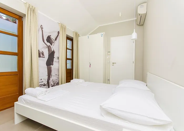 Dvor Hostel *
