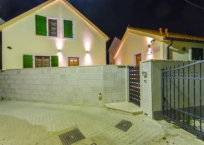 Hostel Dvor *