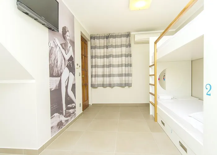 Dvor Hostel *
