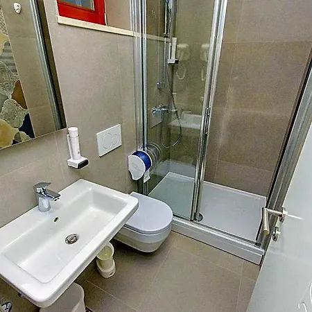 Dvor Hostel *
