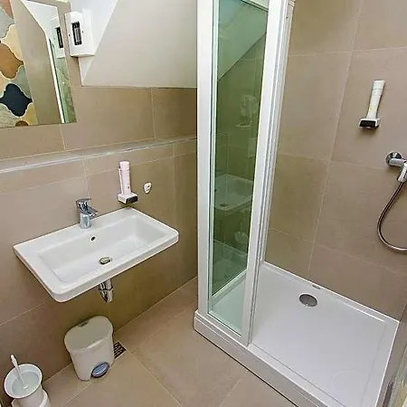 Dvor Hostel *