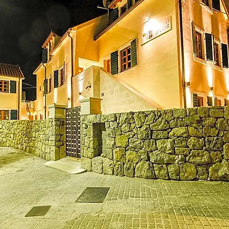 Hostel Dvor