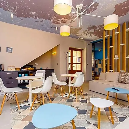 Dvor Hostel *