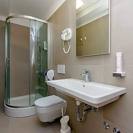 Dvor Hostel *
