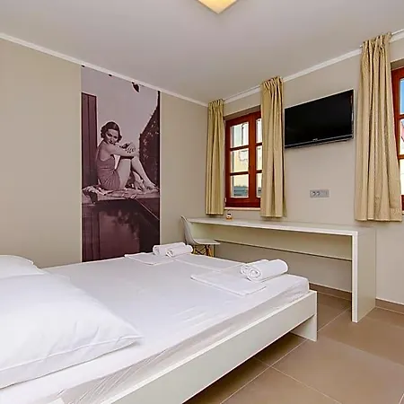 Dvor Hostel