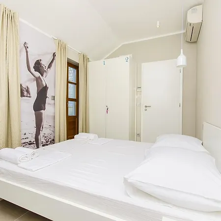Dvor Hostel *