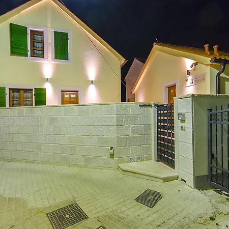 Hostel Dvor *