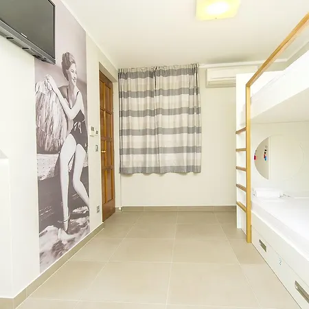 Dvor Hostel *