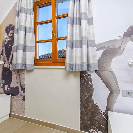 Dvor Hostel *