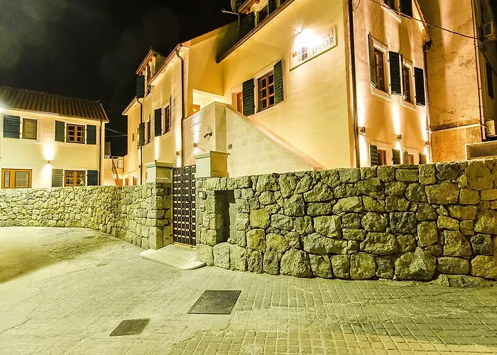 Dvor Hostal *