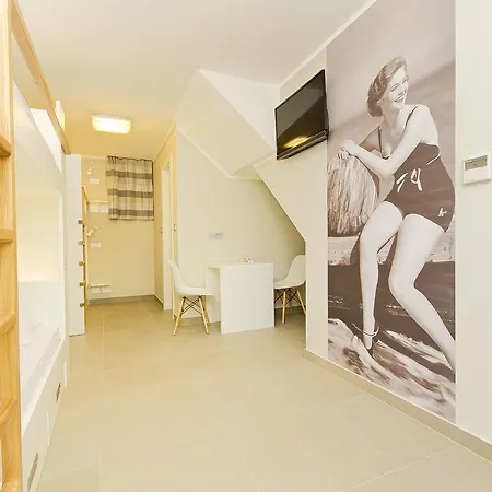 Dvor Hostel *