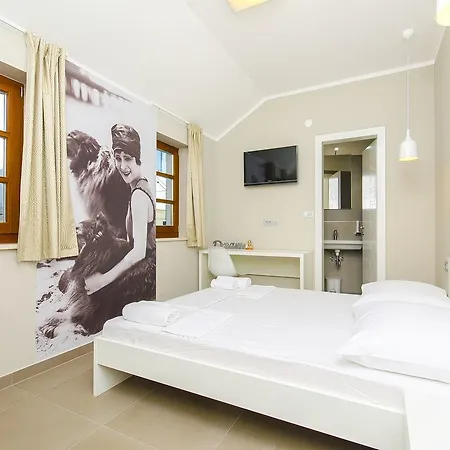 Dvor Hostel